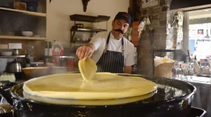 Un crêpier breton révèle enfin sa vraie pâte à crêpes : fluide, simple, fidèle à la tradition